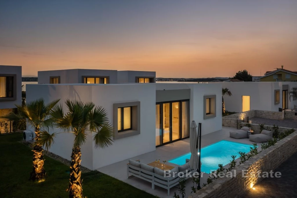 Modern villa in the immediate vicinity of the sea