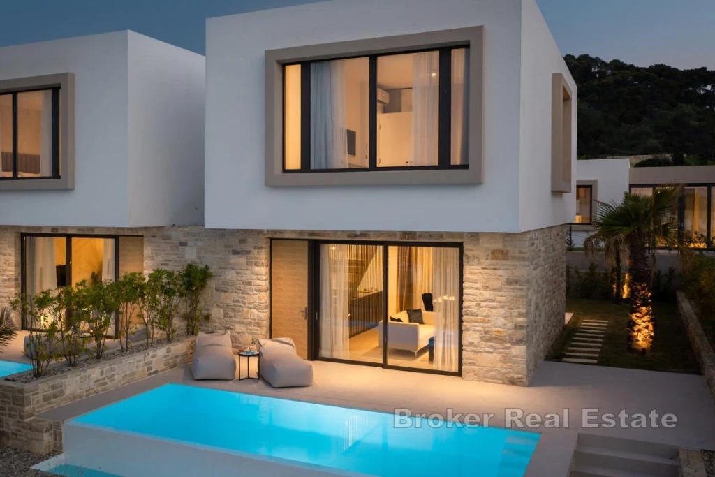 Beautiful villa first row to the sea