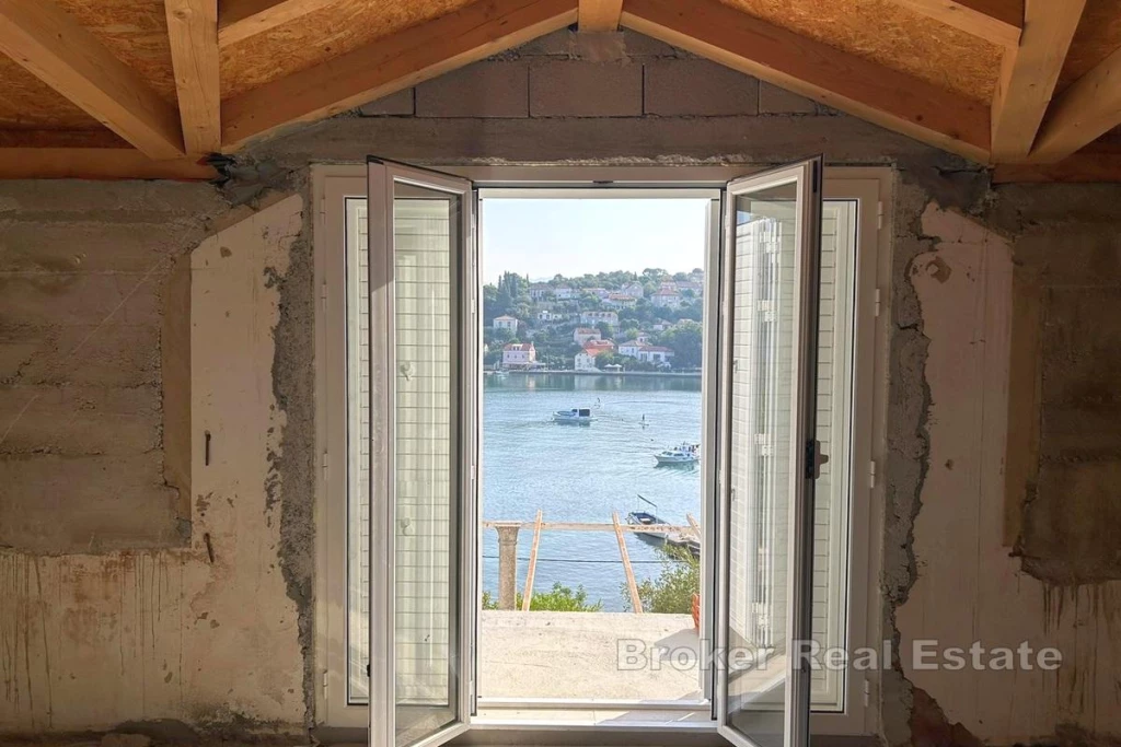 Property in the first row to the sea