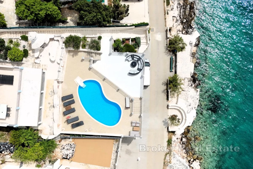Seafront apartment villa in Dalmatia