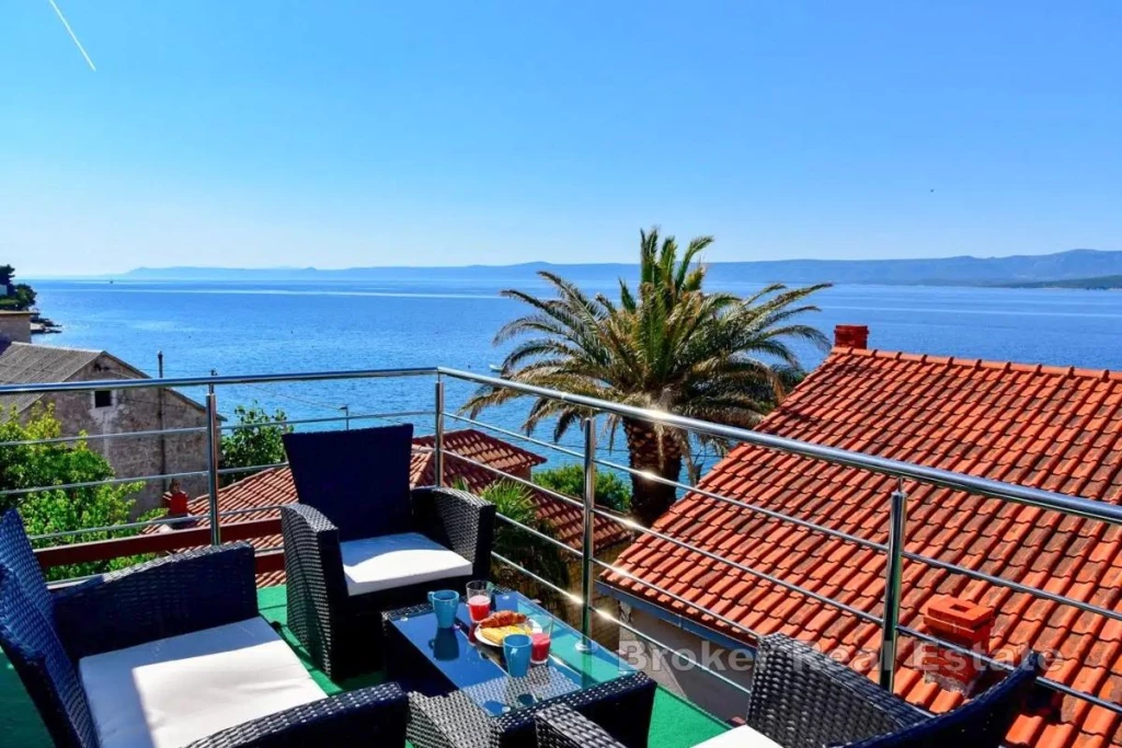 Villa with 4 units and sea view