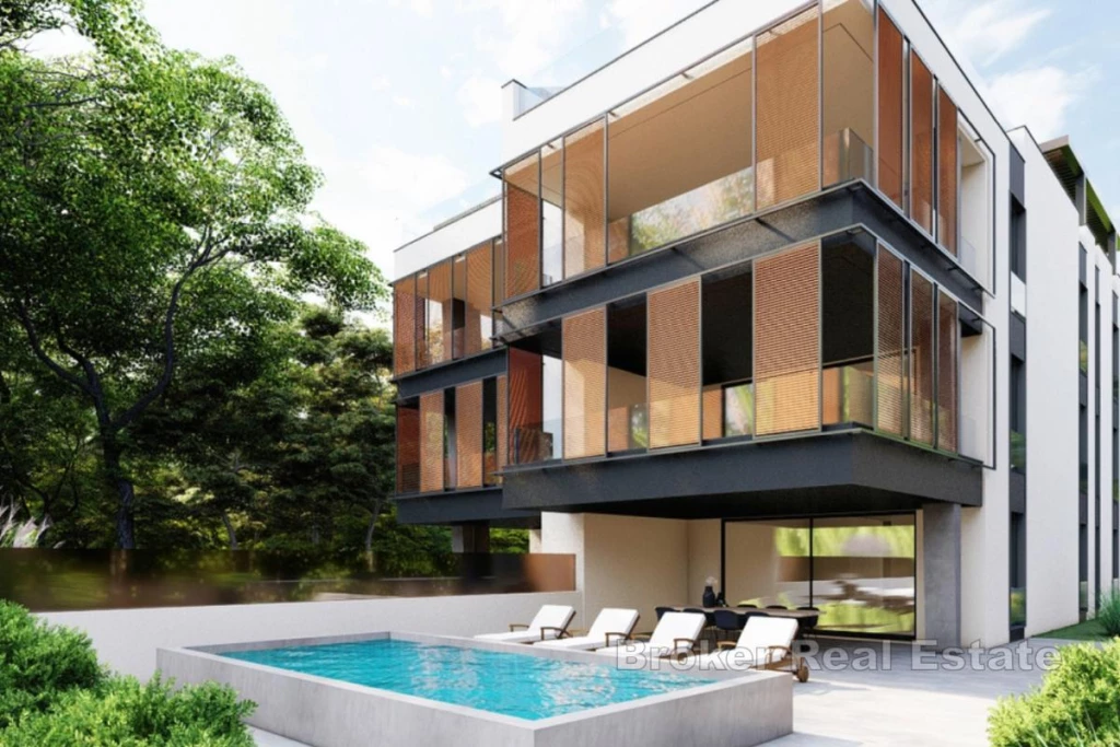 Apartment with a swimming pool in the first row to the sea