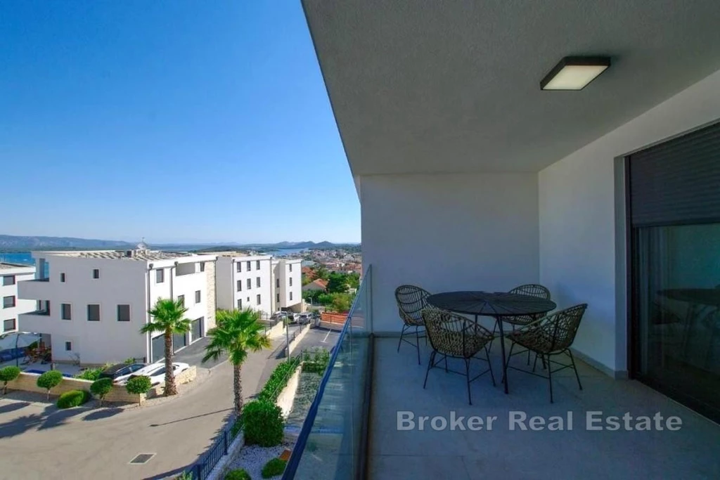 Four-bedroom apartment with terrace and garage, close to the sea