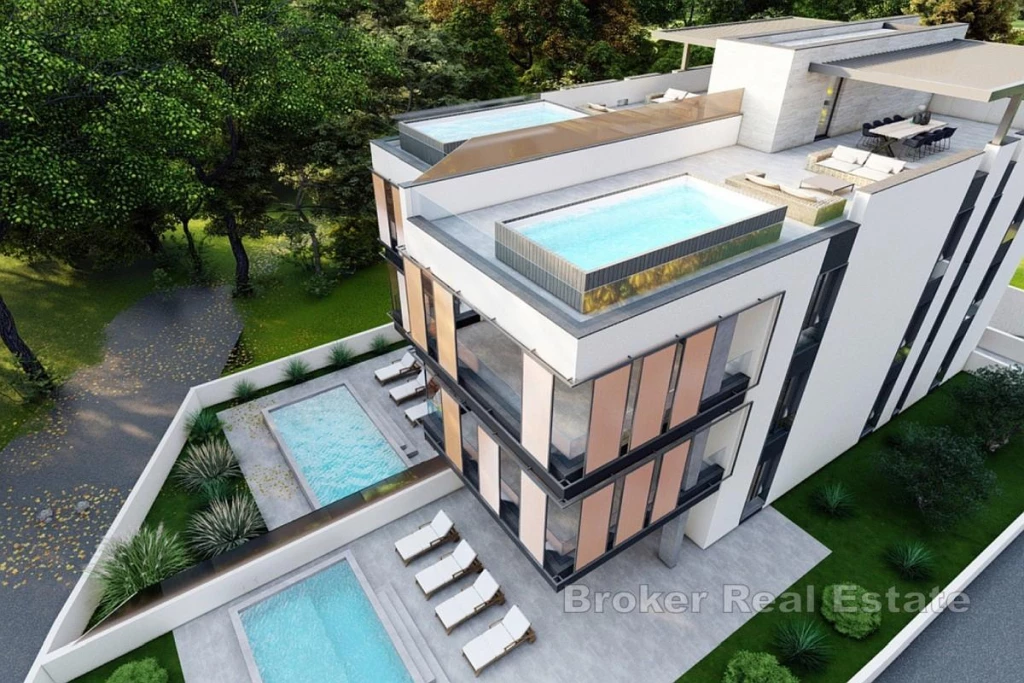 Penthouse with a roof terrace in the first row to the sea