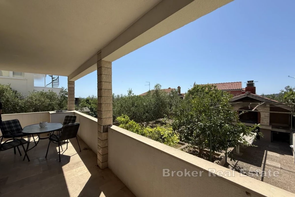 Two-bedroom apartment with garden and parking