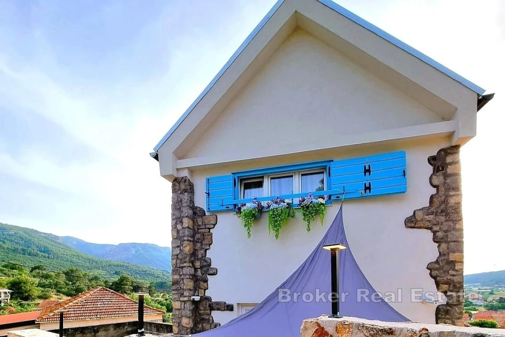 Stunning house with two residential units and a jacuzzi