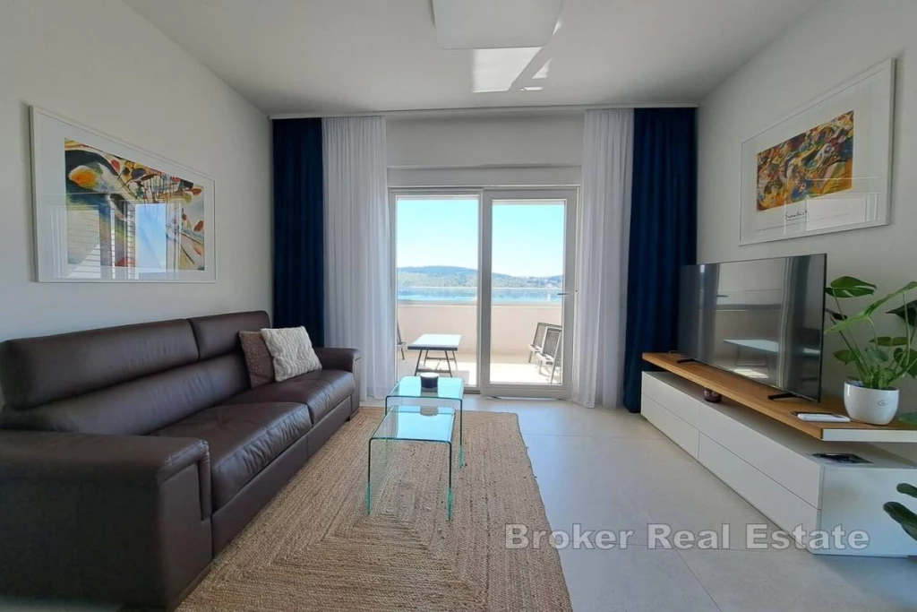 Modern apartment with sea view and swimming pool