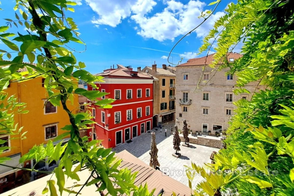 Apartment in the historic heart of the city - entire floor with a Renaissance terrace