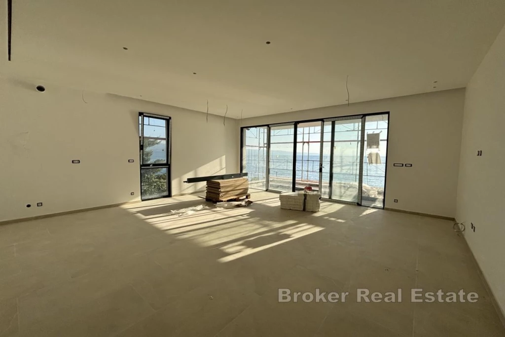 Luxury apartment in a new building in the first row to the sea