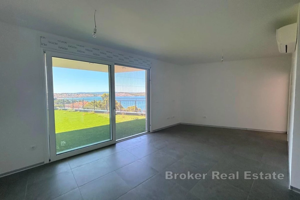 Modern apartment with garden and sea view