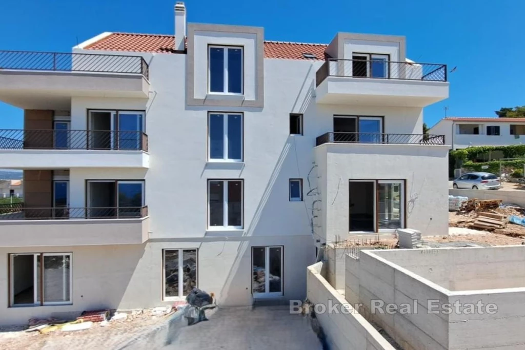 Apartment with pool and open sea view