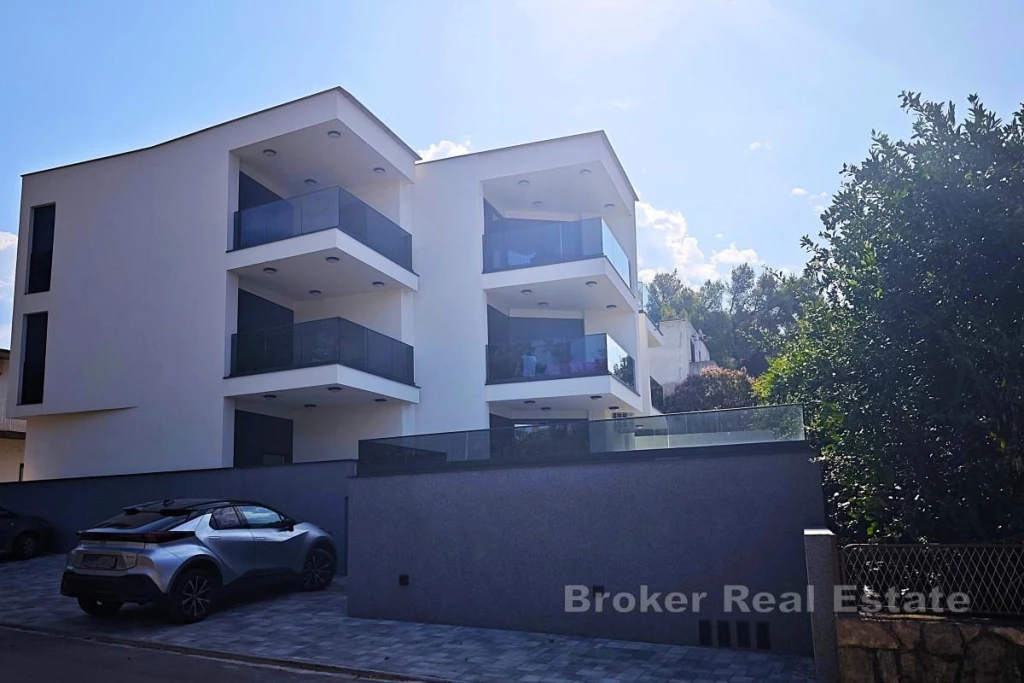 New construction - apartment in the center of the town and with parking, close to the sea