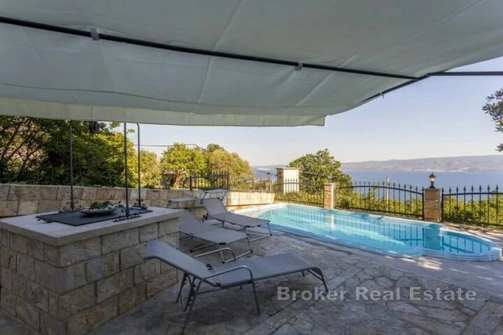 Sea view house with a swimming pool