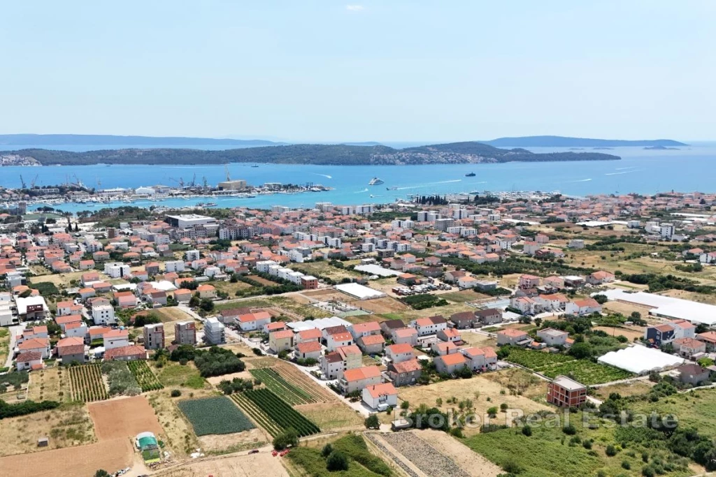 Building land in an excellent location near the center of Trogir