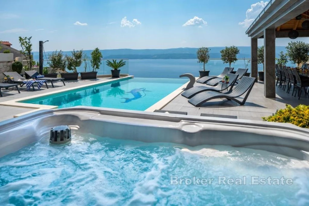 Villa with pool and sea view