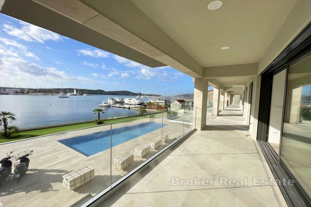 Two-bedroom apartment in the first row to the sea
