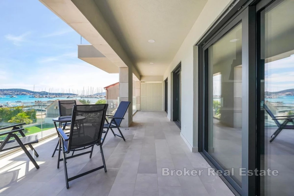 Two-bedroom apartment in the first row to the sea