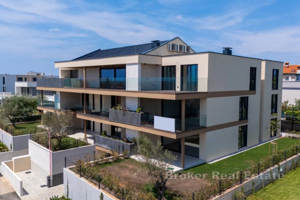 Beautiful floor apartment with large garden and sea view