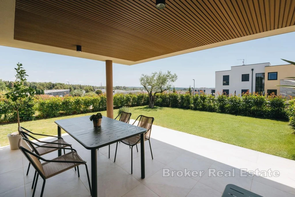 Beautiful floor apartment with large garden and sea view