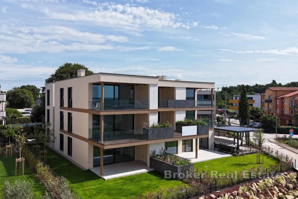 Spacious three-bedroom apartment with terrace and sea view