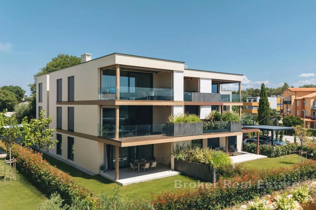 Luxury apartment with spacious private garden and sea view