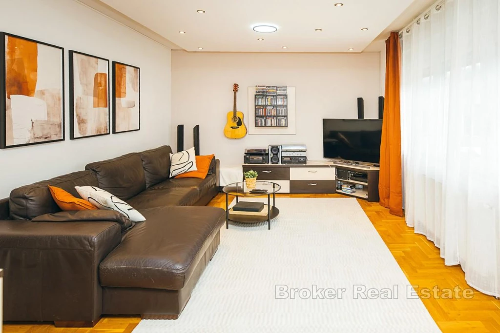 Two-bedroom apartment with garage and parking space
