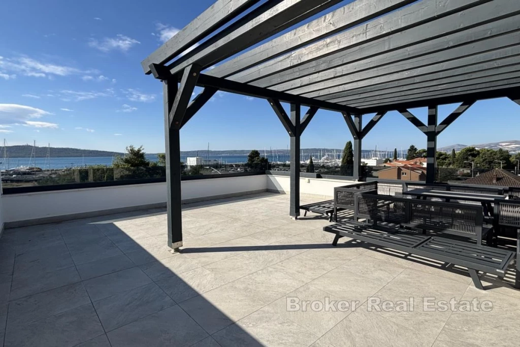 Extraordinary penthouse apartment with roof terrace and open sea view