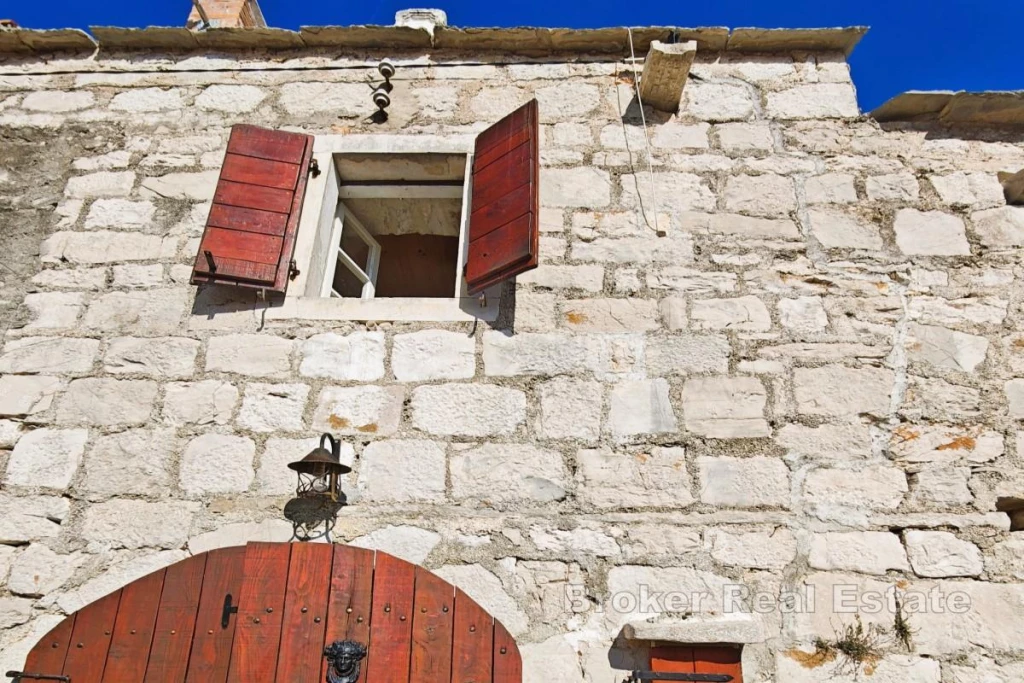 Rustic stone house with fireplace and terrace, close to the sea