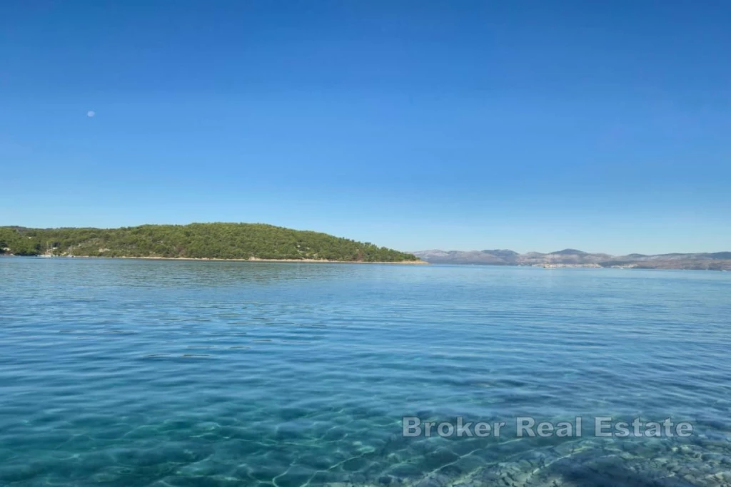 Building land in the first row to the sea, ideal for investment