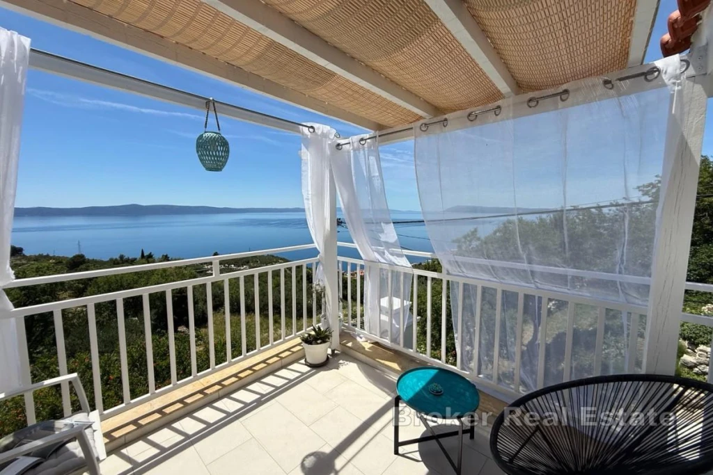 House with open sea view