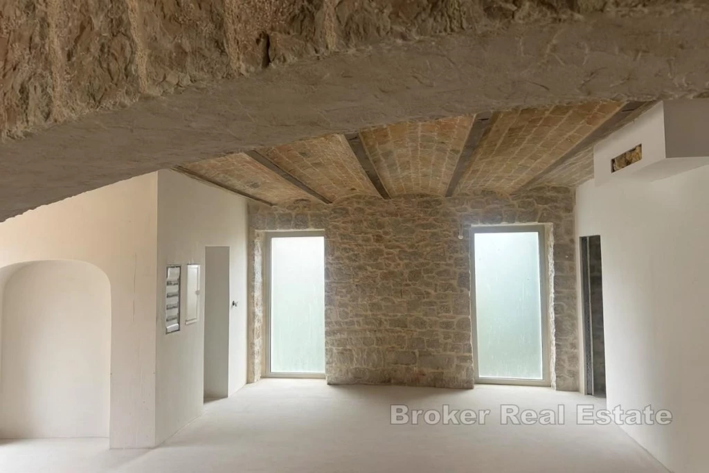 Newly renovated three-bedroom apartment- town center