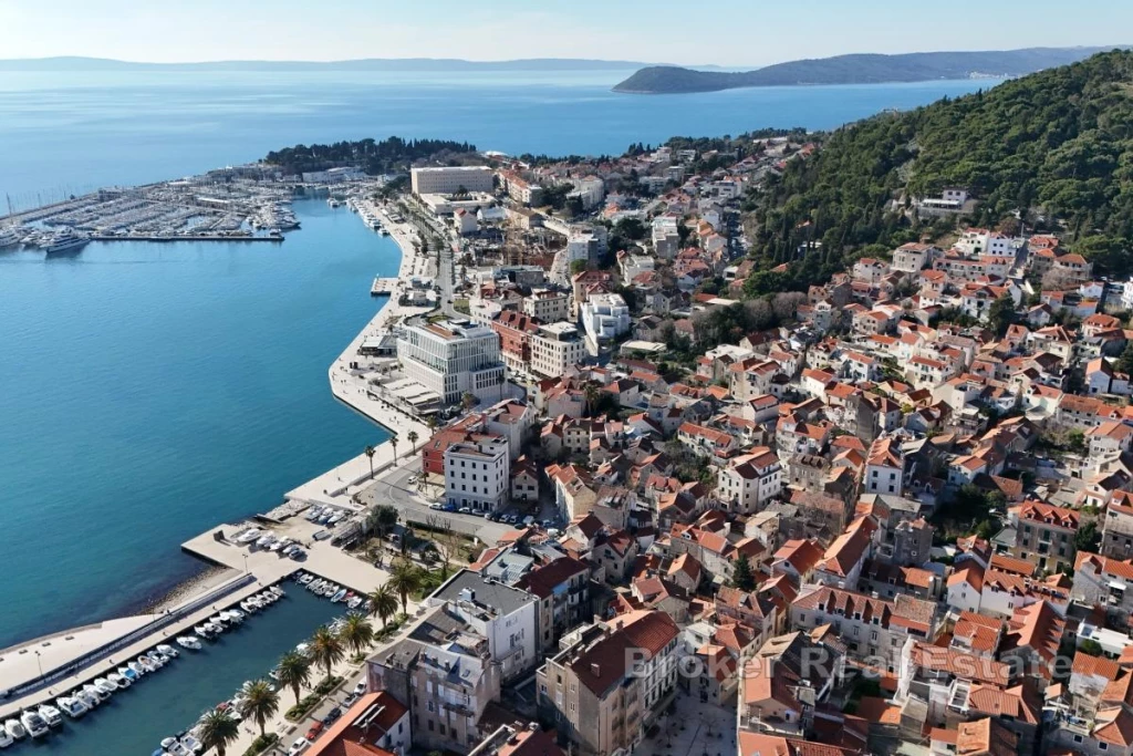 Spacious apartment with attic in a prime location with sea view