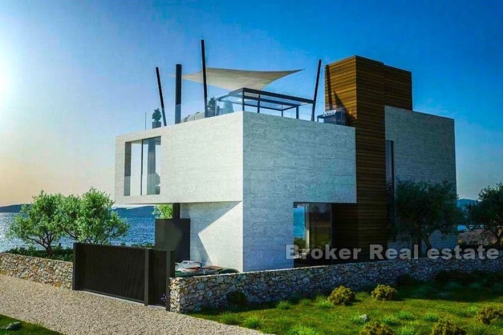 Luxury villa in the first row to the sea