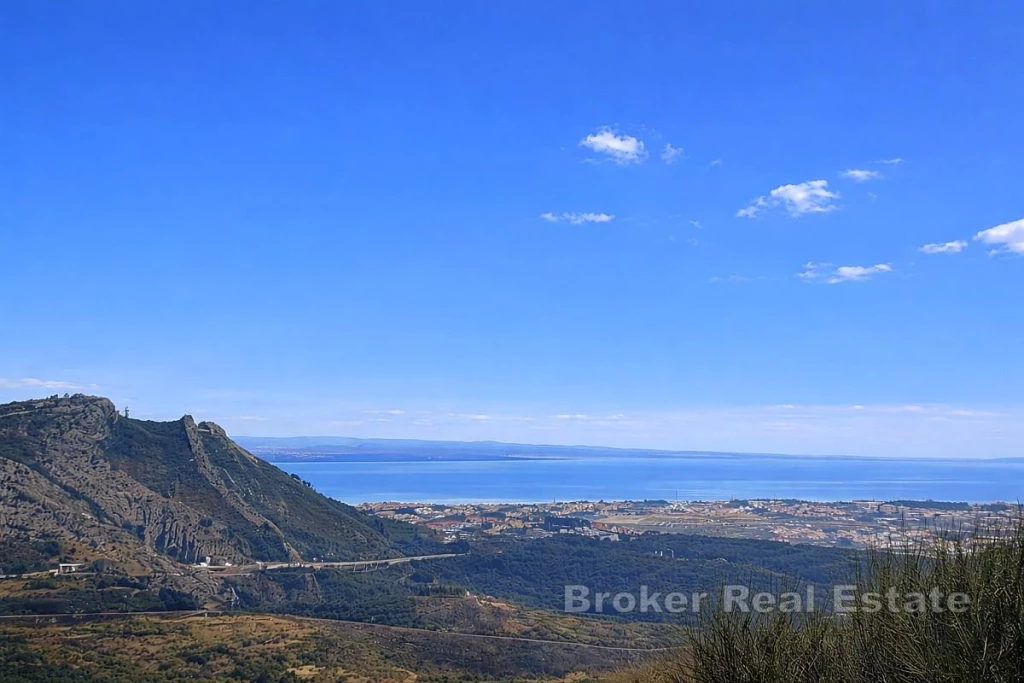 Building plot with sea and Klis fortress view