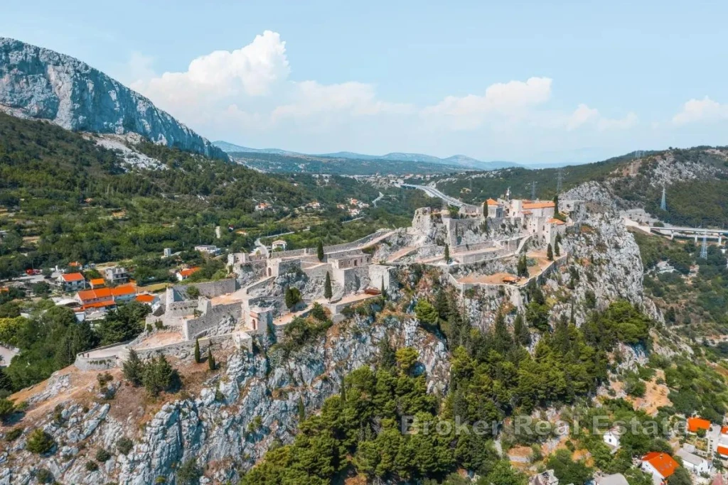 c3-1-name c2-50-name, Split, Klis