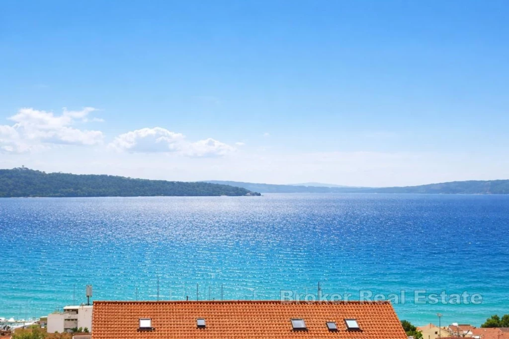 Spacious penthouse with open sea view