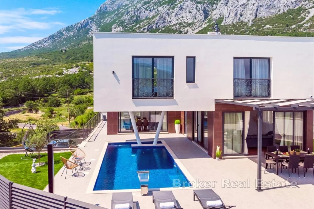 Modern villa with pool in a quiet location