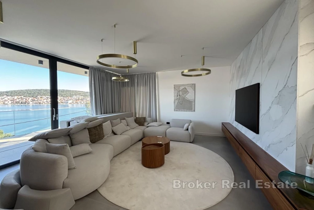 Exclusive villa with pool and sea view