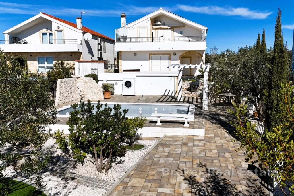 Detached House with Pool and Sea View