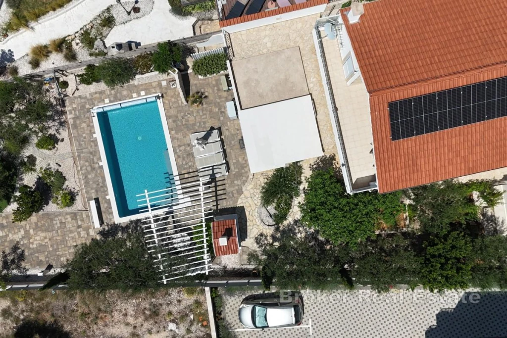 Detached House with Pool and Sea View