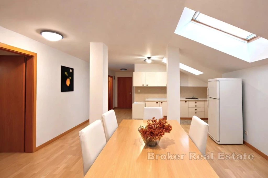 Two-bedroom apartment in Vrboska - close to the waterfront, great opportunity