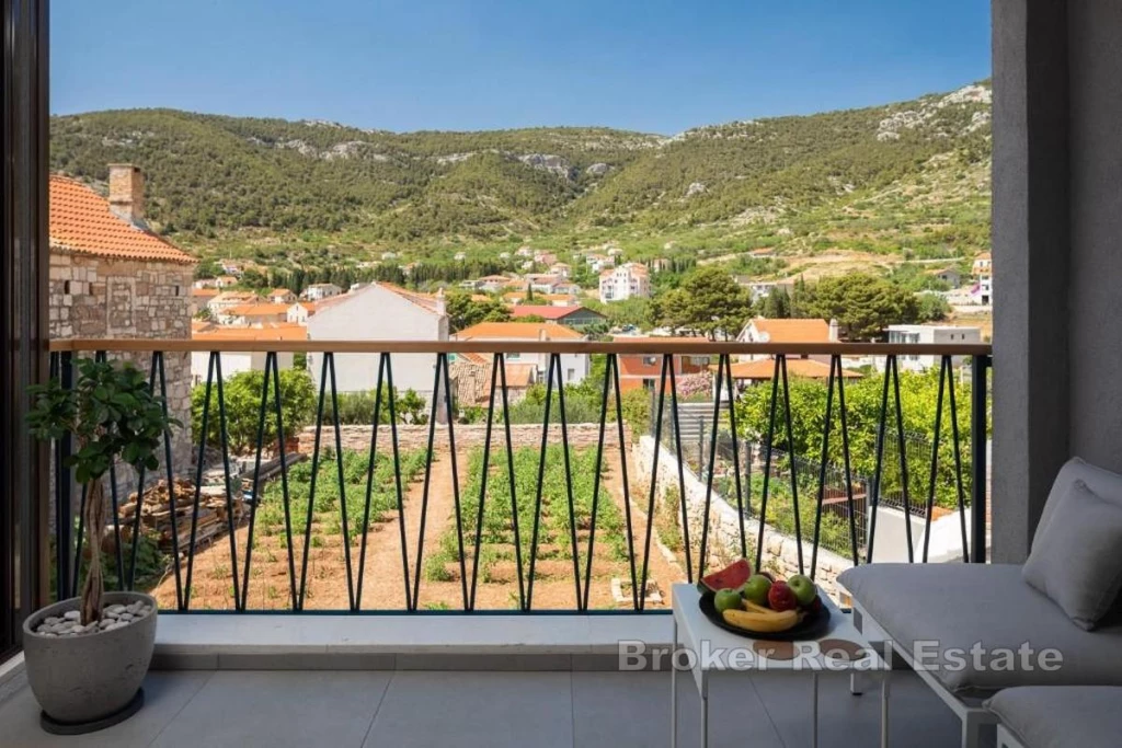 Modern one-bedroom apartment in Komiža