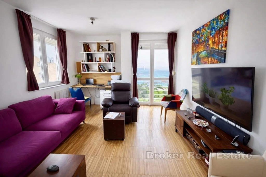 Comfortable three-bedroom apartment with an open view of the sea and the city