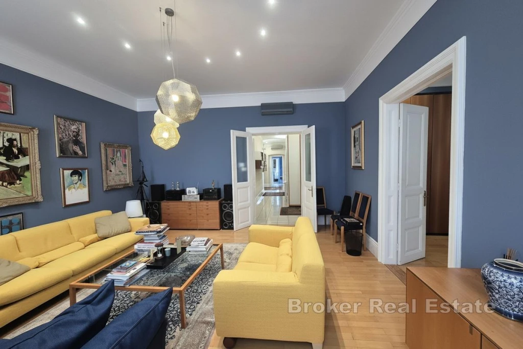 Modernly furnished apartment in the city center