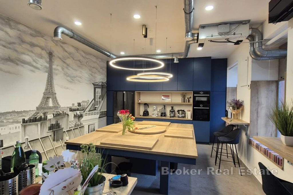 Business space in the city center with secured parking space