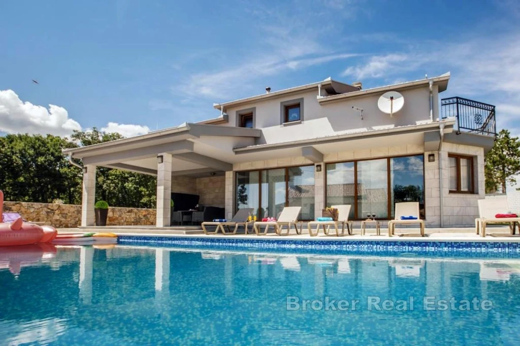 House with pool in a quiet location