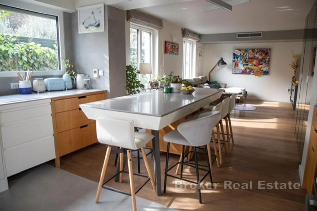 Modern apartment with private pool and garage – ground floor of a house, Marjan