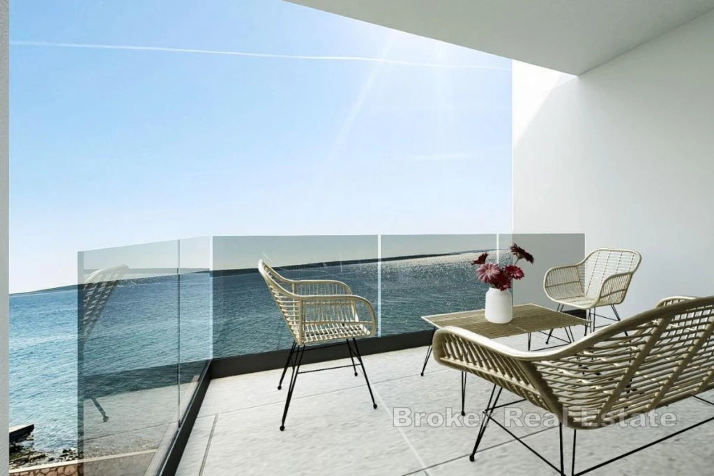 Two-bedroom apartment in the first row to the sea