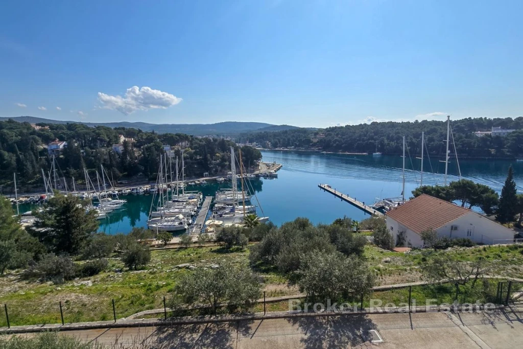 Two-bedroom apartment in the first row by the sea