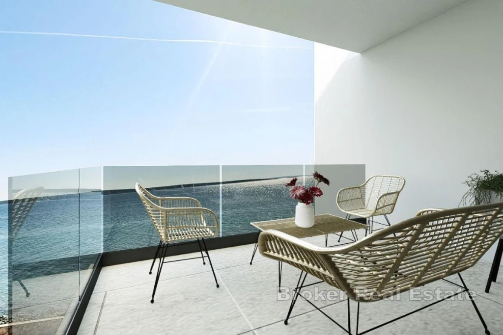 Modern three-bedroom apartment in the first row to the sea